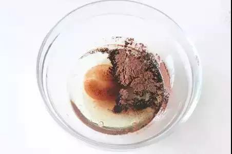 奶冻蛋糕卷做法丨幸福感满满的可可奶冻蛋糕卷