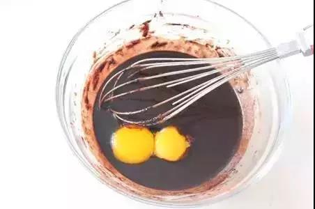 奶冻蛋糕卷做法丨幸福感满满的可可奶冻蛋糕卷