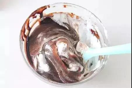 奶冻蛋糕卷做法丨幸福感满满的可可奶冻蛋糕卷