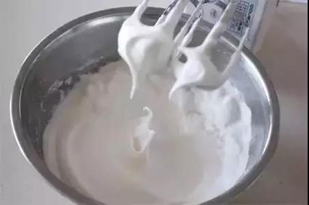 奶冻蛋糕卷做法丨幸福感满满的可可奶冻蛋糕卷