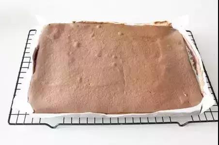 奶冻蛋糕卷做法丨幸福感满满的可可奶冻蛋糕卷