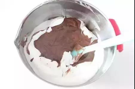 奶冻蛋糕卷做法丨幸福感满满的可可奶冻蛋糕卷