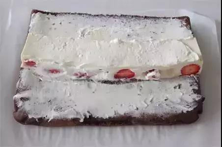 奶冻蛋糕卷做法丨幸福感满满的可可奶冻蛋糕卷