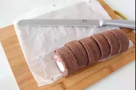 奶冻蛋糕卷做法丨幸福感满满的可可奶冻蛋糕卷