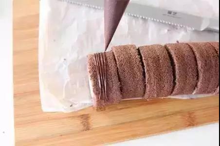 奶冻蛋糕卷做法丨幸福感满满的可可奶冻蛋糕卷