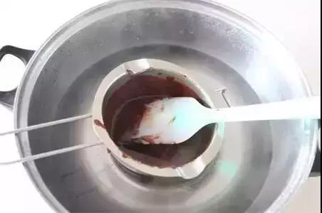 奶冻蛋糕卷做法丨幸福感满满的可可奶冻蛋糕卷