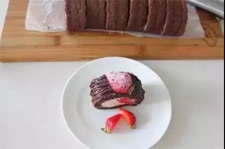 奶冻蛋糕卷做法丨幸福感满满的可可奶冻蛋糕卷